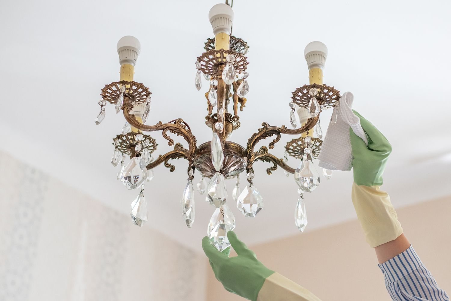 how-to-clean-crystal-chandelier-5323508_hero_05-9efe066702f4428da7b9d347ec8618e6